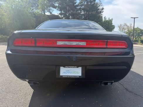 Used 2011 Dodge Challenger RWD image 4