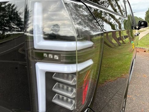 Used 2021 Chevrolet Suburban High Country AWD/4WD image 14