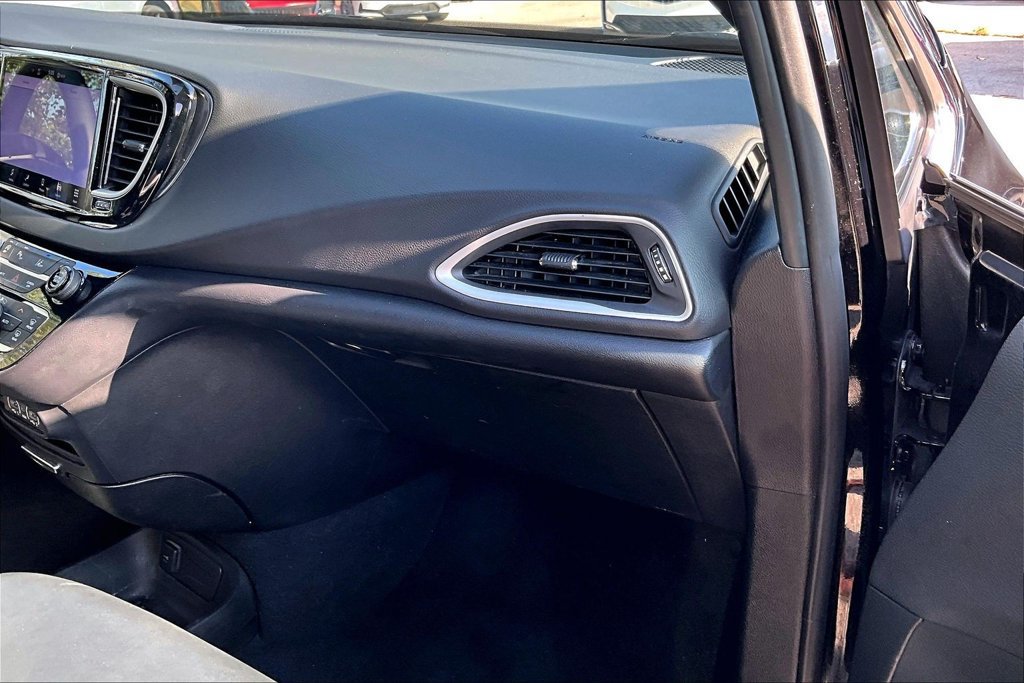 Used 2025 Chrysler Pacifica Select FWD image 19