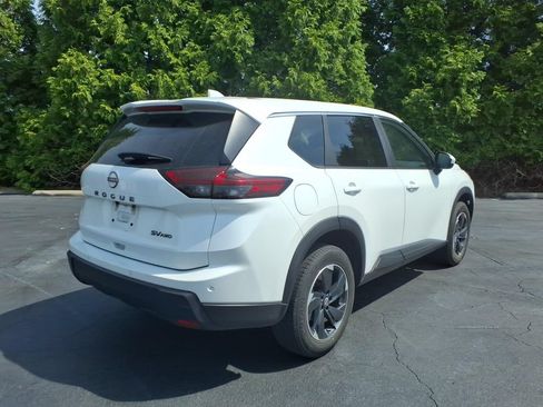 Used 2024 Nissan Rogue SV AWD/4WD image 3