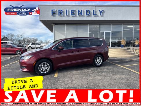 Used 2023 Chrysler Voyager LX image 2