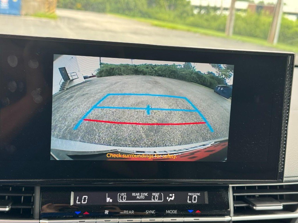 Used 2025 Toyota Sienna XLE FWD image 33