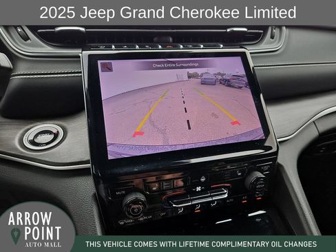 Used 2025 Jeep Grand Cherokee Limited AWD/4WD image 24