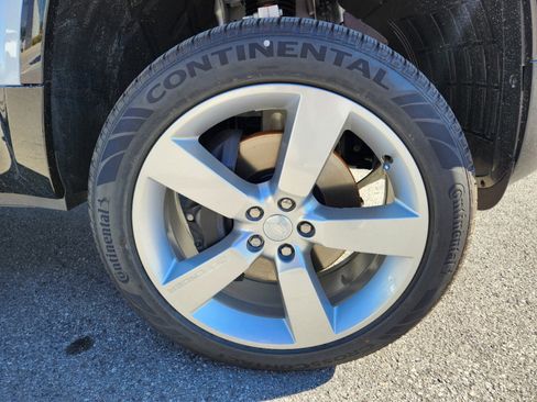 New 2025 Land Rover Defender 110 X-Dynamic SE image 7