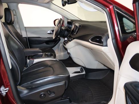 Used 2018 Chrysler Pacifica Limited FWD image 52