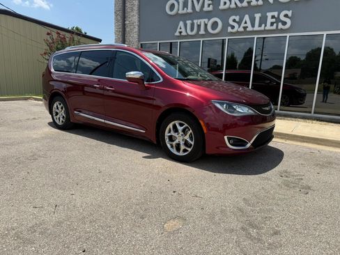 Used 2017 Chrysler Pacifica Limited FWD image 2