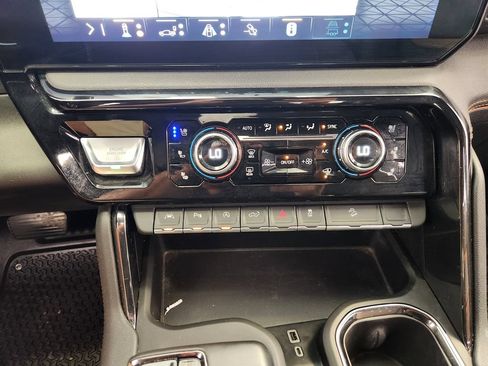 Used 2023 GMC Sierra 1500 AT4 w/ AT4 Premium Package AWD/4WD image 18