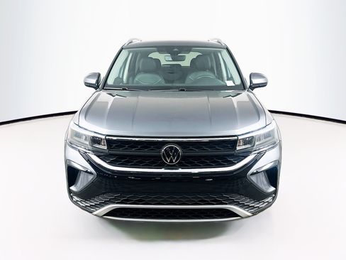 Used 2023 Volkswagen Taos SE FWD image 2