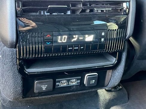 Used 2025 Jeep Wagoneer 4WD image 17