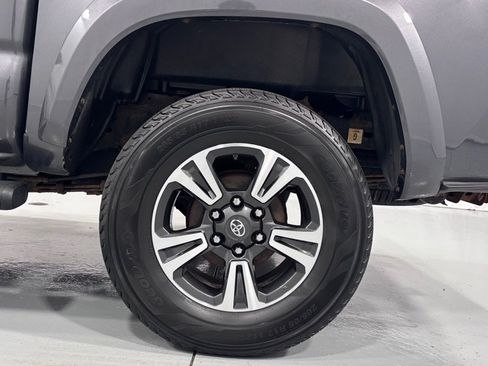 Used 2016 Toyota Tacoma TRD Sport AWD/4WD image 30