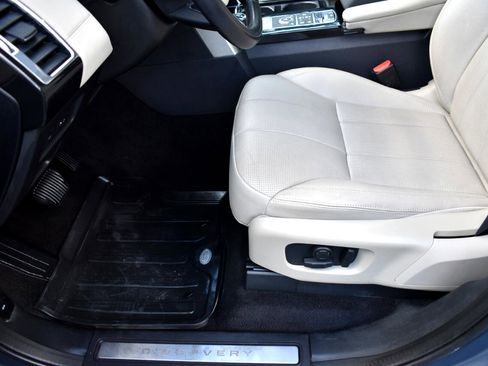 Used 2019 Land Rover Discovery HSE image 25