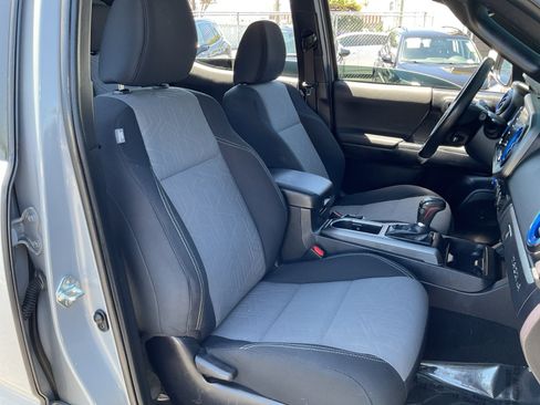 Used 2021 Toyota Tacoma TRD Sport w/ Technology Package AWD/4WD image 21