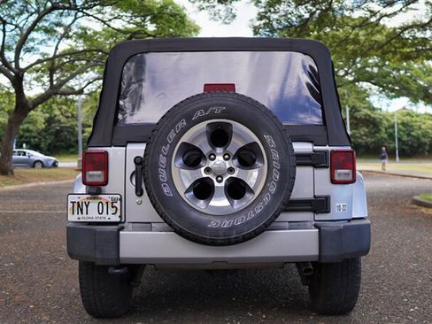 Used 2018 Jeep Wrangler Unlimited Sahara w/ Connectivity Group AWD/4WD image 6
