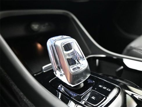 Used 2023 Volvo XC40 B5 Plus w/ Driver Assist Package image 11