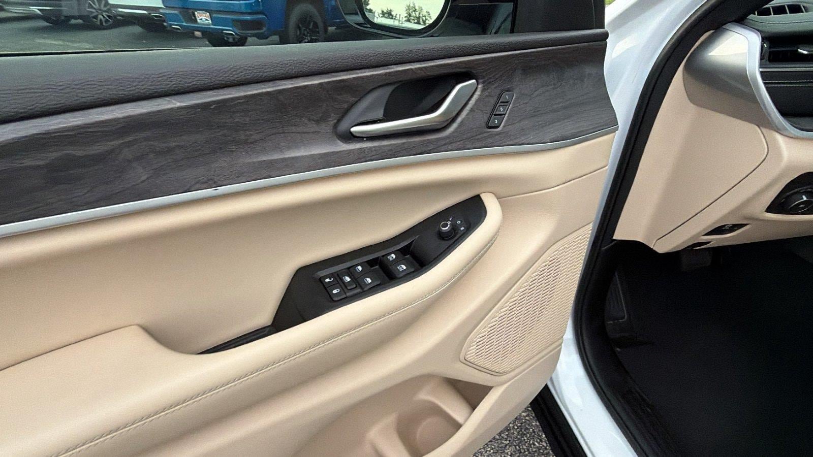 Used 2023 Jeep Grand Cherokee Limited AWD/4WD image 15
