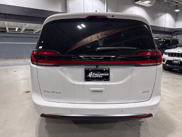 New 2027 Chrysler Pacifica Select w/ Family Tech Group AWD/4WD image 9
