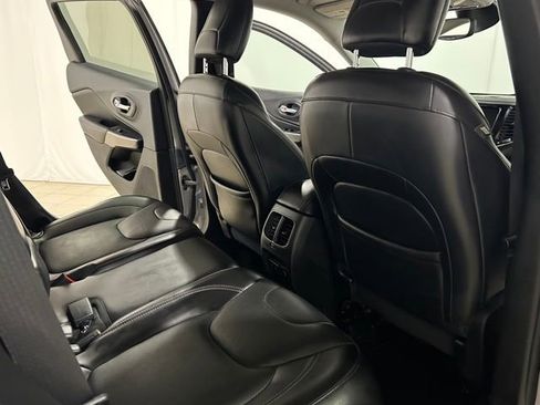 Used 2019 Jeep Cherokee Limited w/ Luxury Group image 16