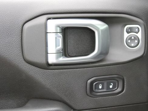 Used 2022 Jeep Wrangler Unlimited Sahara AWD/4WD image 11
