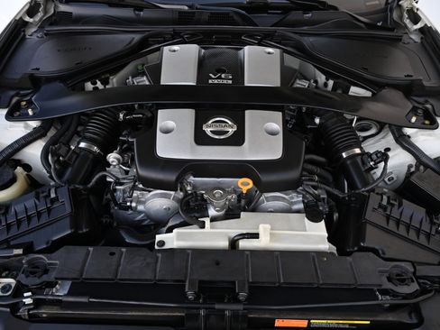 Used 2010 Nissan 370Z Coupe image 32