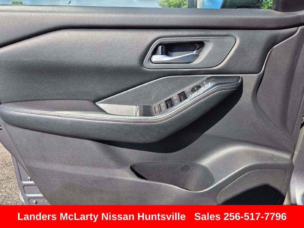 Used 2025 Nissan Rogue SV FWD image 18