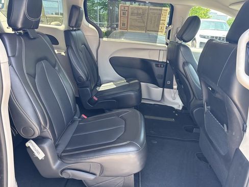 Used 2024 Chrysler Pacifica Touring-L FWD image 35
