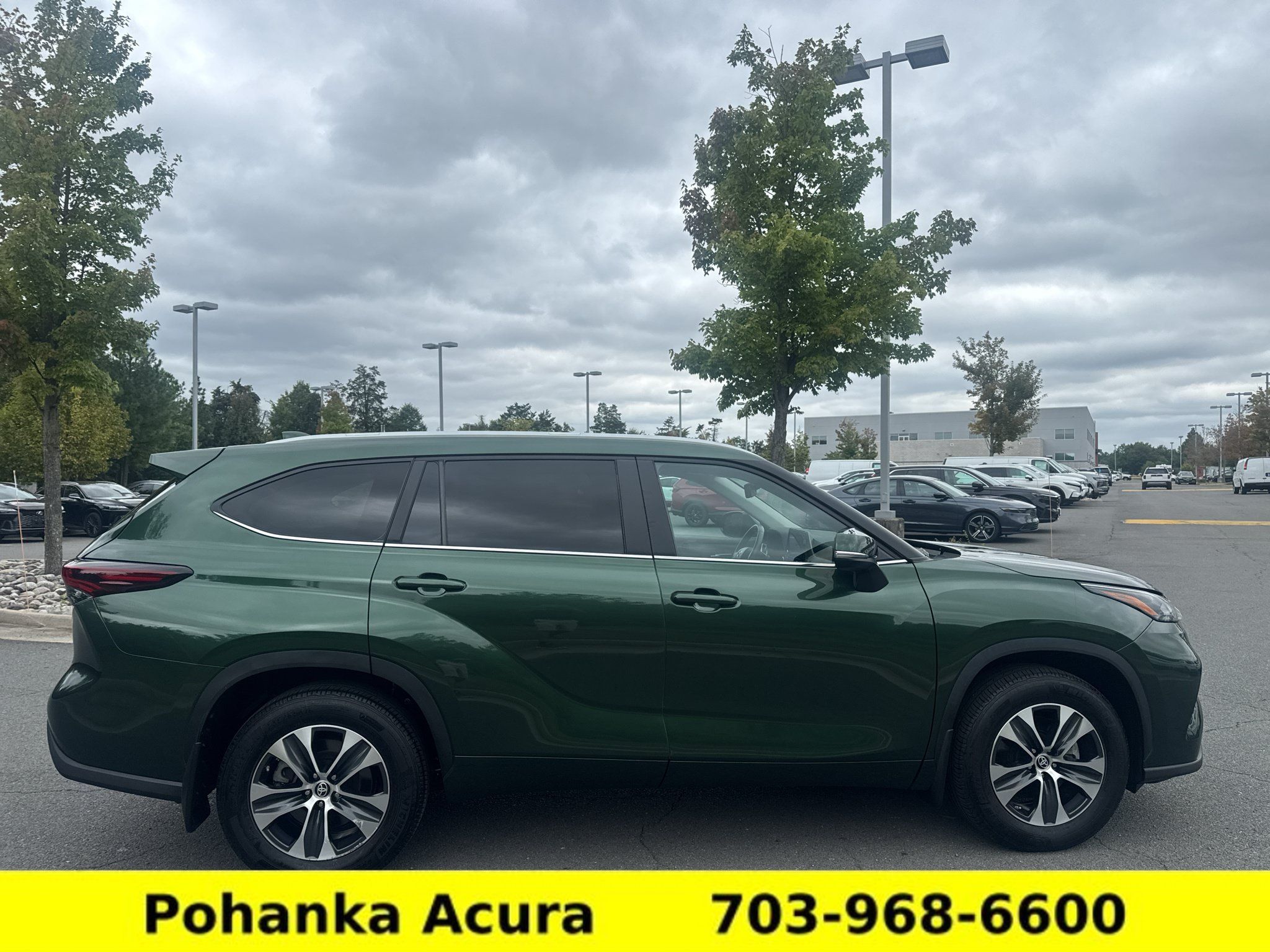 Used 2024 Toyota Highlander XLE AWD/4WD image 8