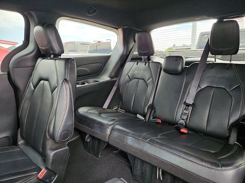 Used 2025 Chrysler Pacifica Select FWD image 6