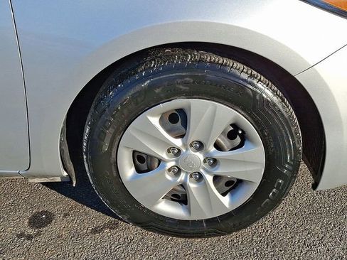 Used 2017 Kia Forte LX image 11