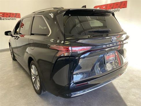 Certified 2024 Toyota Sienna Platinum image 15