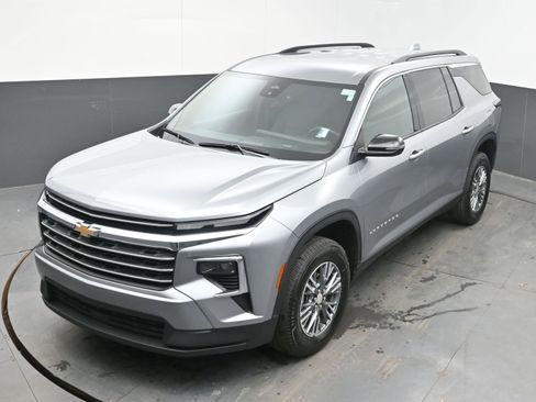 Used 2025 Chevrolet Traverse LT image 30