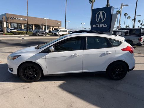 Used 2016 Ford Focus SE w/ Equipment Group 201A FWD image 2