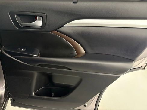 Used 2019 Toyota Highlander XLE image 38