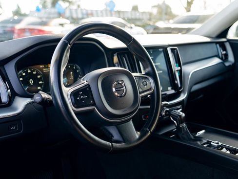 Used 2018 Volvo XC60 T5 Momentum w/ Convenience Package image 14