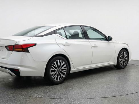 Used 2025 Nissan Altima 2.5 SV image 9