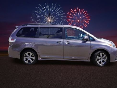 Used 2019 Toyota Sienna SE Premium w/ Carpet Mat Package AWD/4WD image 3