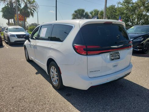 Used 2024 Chrysler Pacifica Touring FWD image 4