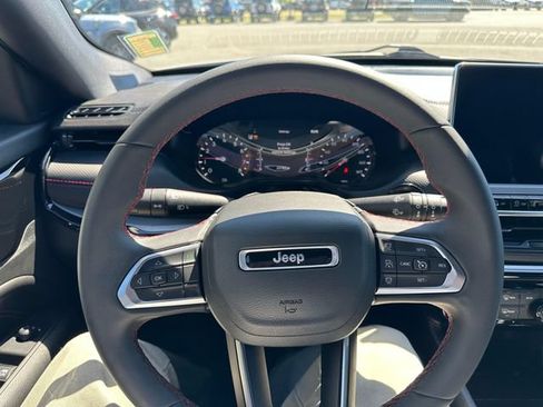 Used 2025 Jeep Compass Trailhawk AWD/4WD image 12