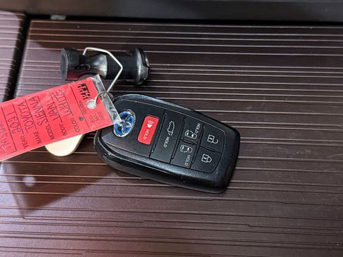 Used 2021 Toyota Sienna XLE image 35