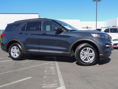 Used 2023 Ford Explorer XLT w/ Equipment Group 202A AWD/4WD image 4