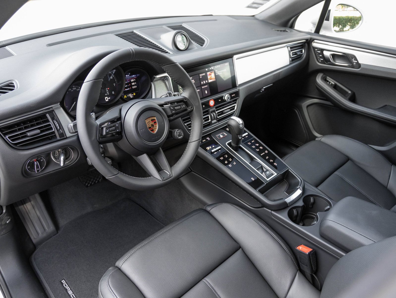 Certified 2026 Porsche Macan AWD/4WD image 4