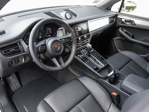 Certified 2026 Porsche Macan AWD/4WD image 4