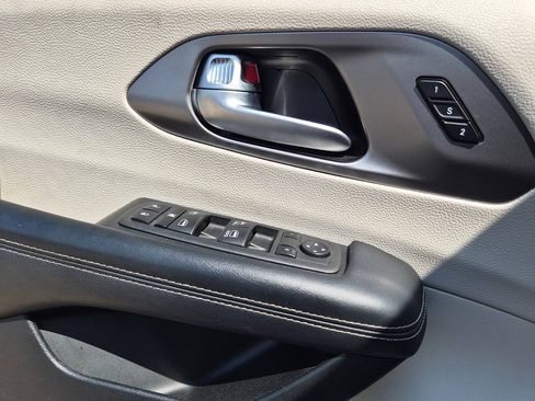 Used 2023 Chrysler Pacifica Touring-L FWD image 19