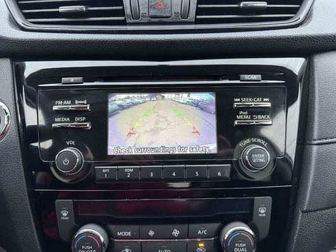 Used 2017 Nissan Rogue SV image 16