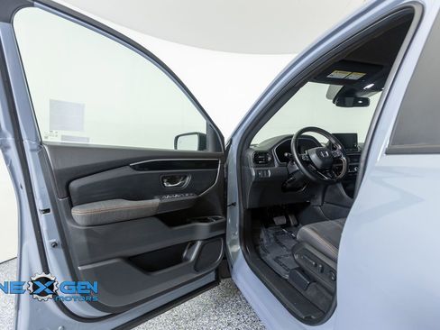 Used 2025 Honda Pilot Sport image 9