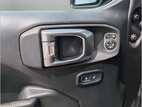 Used 2022 Jeep Wrangler Unlimited Rubicon w/ LED Lighting Group AWD/4WD image 14