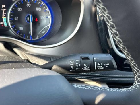 Used 2023 Chrysler Pacifica Touring-L FWD image 18
