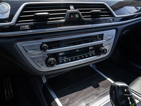 Used 2020 BMW 750i xDrive w/ Executive Package image 27