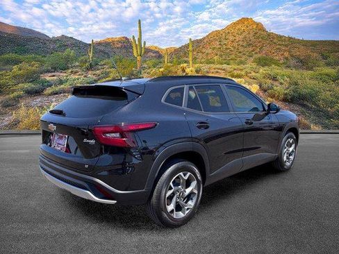 Used 2026 Chevrolet Trax LT w/ LT Convenience Package FWD image 4