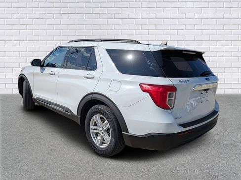 Used 2023 Ford Explorer XLT image 3