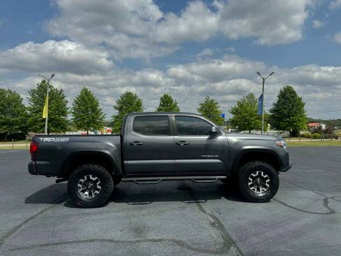 Used 2019 Toyota Tacoma TRD Off-Road AWD/4WD image 5
